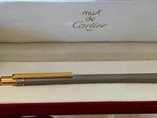 Stylo à plume  Must de Cartier  en métal  plaqué argent plume en or 18 cts 750