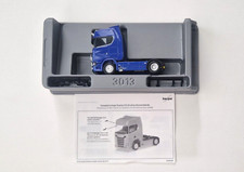 Tracteur routier neutre bleu