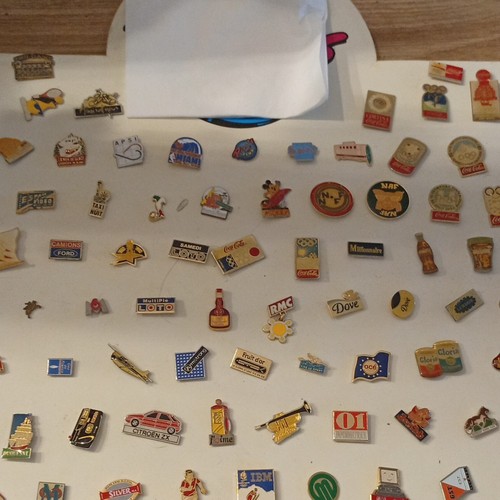 100 pins insignes métal - , en