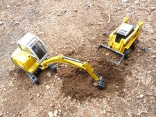 2 ENGINS DE CHANTIER JOUETS