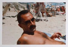 Bel homme bronze cigarette