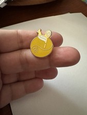 Pin's FFT Tennis Balle Jaune Ballard doré or fin