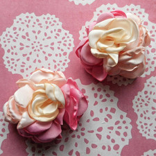 Fleurs en satin rose à coudre ou à coller vendues par 2 de 6,00 cm de diamètre.