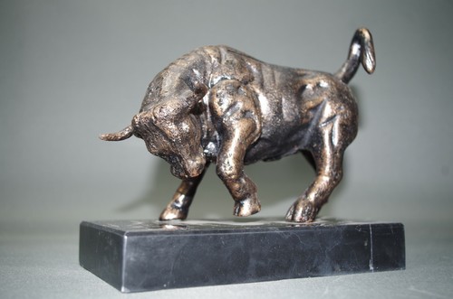 Statue taureau sur socle en - sur,