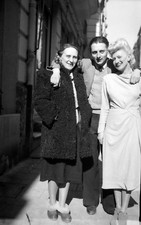 2 femmes + homme rue ville -