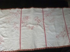 nappe  ou centre de table  d'Alsace   brodée main  sur lin à liteau  ref  176ALS