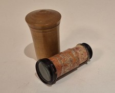 Lorgnette en corne et papier à décor doré, en étui, Italie, XVIIIe