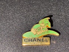 (X) PINS BADGE ENAMEL VINTAGE COLLECTION LUXE PARFUM STE CATHERINE CHANEL PARIS