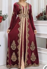 caftan en velours brodé et