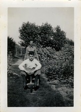 PHOTO ANCIENNE - VINTAGE SNAPSHOT - HOMME JARDIN BROUETTE DRÔLE - GARDEN FUNNY