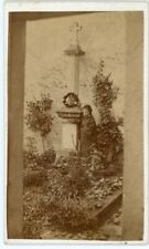 PHOTO CDV vers 1860 albumine curiosité, une femme pose tombe deuil post mortem