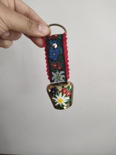 Ancienne petite cloche avec - ancienne,