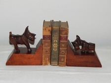 ANCIENNE PAIRE de SERRE LIVRES en BOIS Sculpté Chien SCOTTISH Terrier