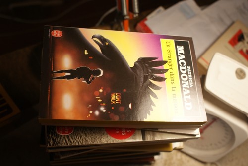 étranger dans maison - un,