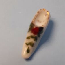Fève ancienne SABOT  FLEUR ROUGE porcelaine émail Long.2,5cm
