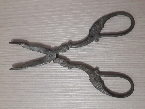 Ancienne pince ciseaux - à,