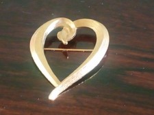 JE Jacques Esterel - Broche coeur - métal doré - 5cm x 4cm - made in France