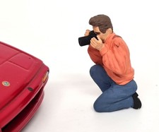 Omen 1/43 Figure Man Kneeling Photographer White metal diorama Hand painted