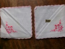 2 anciens MOUCHOIRS brodés