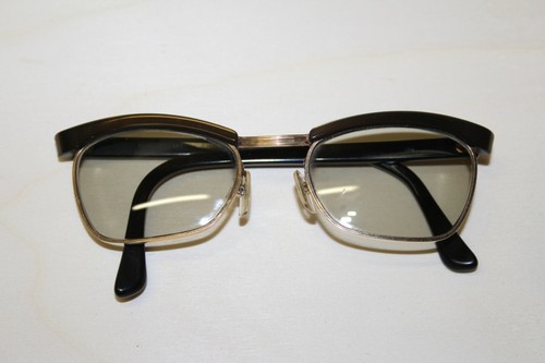 Paire lunettes soleil - de, de