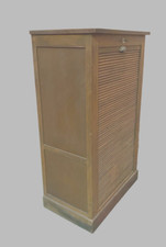 classeur de bureau en chêne massif à rideaux avec clés . XX siècle .