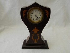 Pendulette style Art Nouveau en acajou et marqueterie.