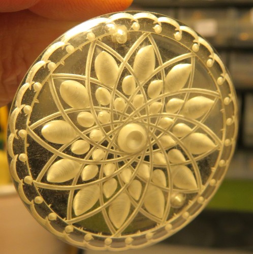 Broche ancienne lucite gravée - broche,