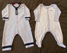 deux pyjamas pour bébé