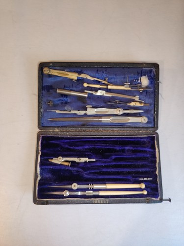 Ancienne boite compas avec - a,