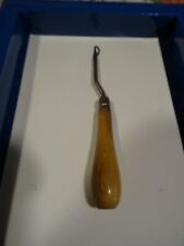 ancien  crochet manche bois tire--lacet/bottines ,élastiques detendues  poupées