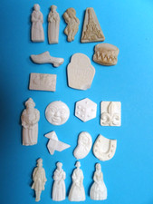 Fèves blanches en porcelaine et biscuit x 8, en plastique x 11 Lot de 19