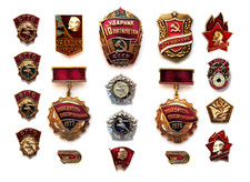 Lot de 18 insignes épingles