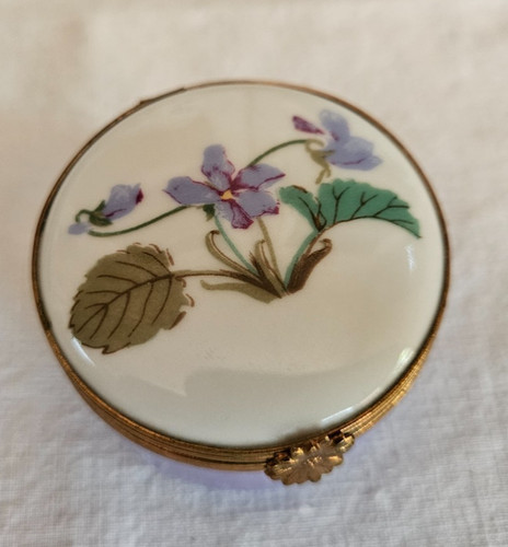 Boite pilules aux - pilules, violettes