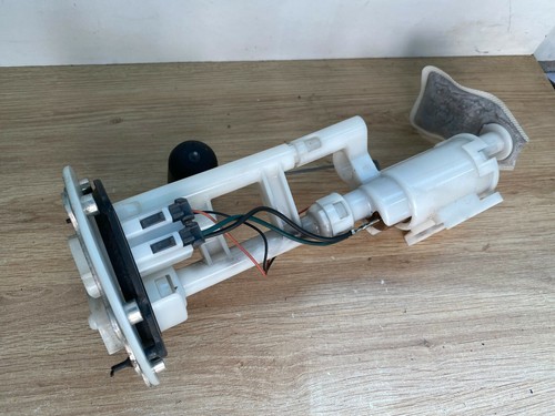 Une pompe essence scooter - une,