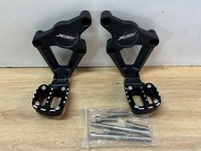 UNE PAIRE DE CALE REPOSE PIEDS