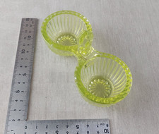 Ancienne salière / saleron, en verre moulé / ouraline, vintage