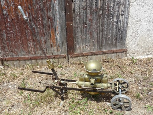 Ancienne pompe vin en - vin,