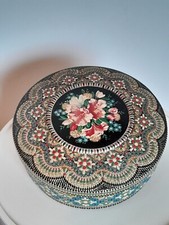 Ancienne boite en fer motifs