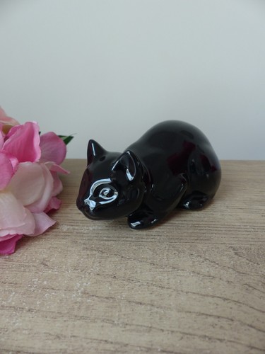 Statuette chat noir accroupi