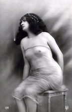 Carte postale nu artistique. 1900. Photo noir et blanc. Femme sur guéridon.