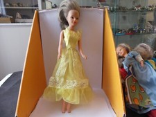 JOUET ANCIEN POUPEE MANNEQUIN TRESSY BELLA ROBE JAUNE