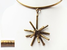 BIJOU D'ARTISTE COLLIER PENDENTIF TORQUE EN BRONZE DORÉ signé SD à identifier ?