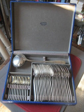 ++"528.1"    MENAGERE 37 PIECES EN METAL ARGENTE ORFEVRE " ERCUIS"