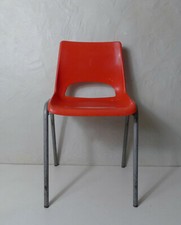 chaise enfant plastique rouge vintage .