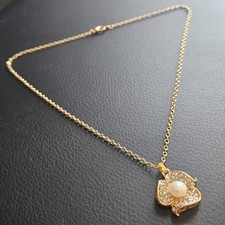 Collier pendentif fleur perle