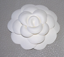 CAMELIA CHANEL  AUTHENTIQUE ET RARE EN TISSU RIGIDE BLANC A PORTER EN BROCHE