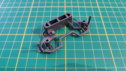 Support avant pièce miniature