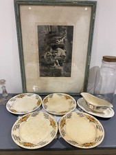 4 assiettes plates + saucier