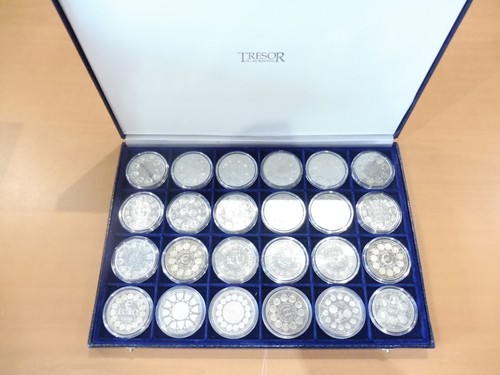 Ancien coffret medailles - , 24