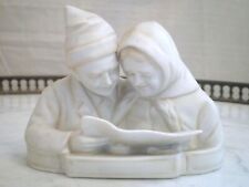 FIGURINE BISCUIT COUPLE DE PERSONNE ÂGÉE LISANT LE JOURNAL PORCELAINE ALLEMANDE